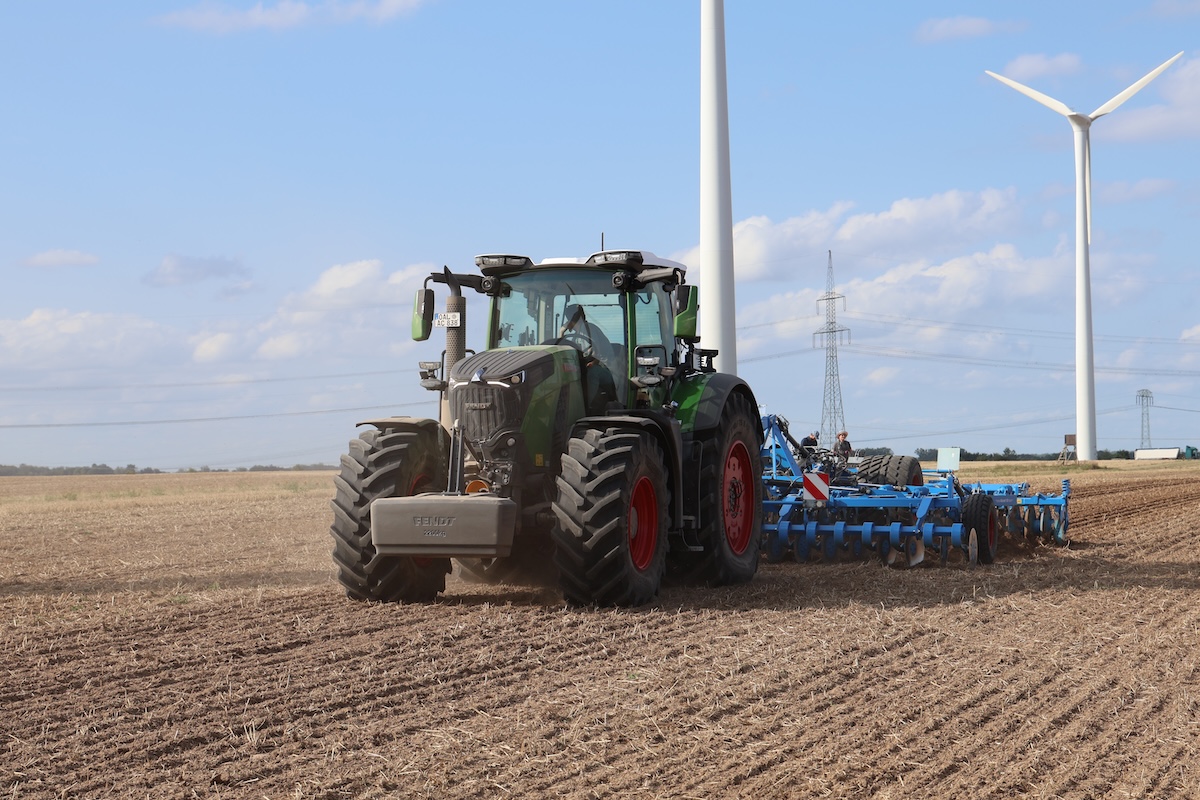 Fendt 832 Vario Gen5 da 343 cavalli abbinato a un coltivatore leggero Lemken Karat 10 da 7 metri